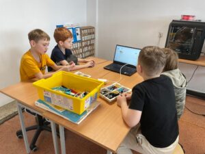 Uczniowie budują roboty z klocków Lego Spike Prime
