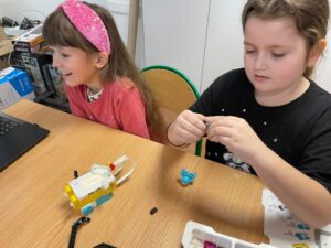 Uczniowie budują roboty z Lego Spike Prime