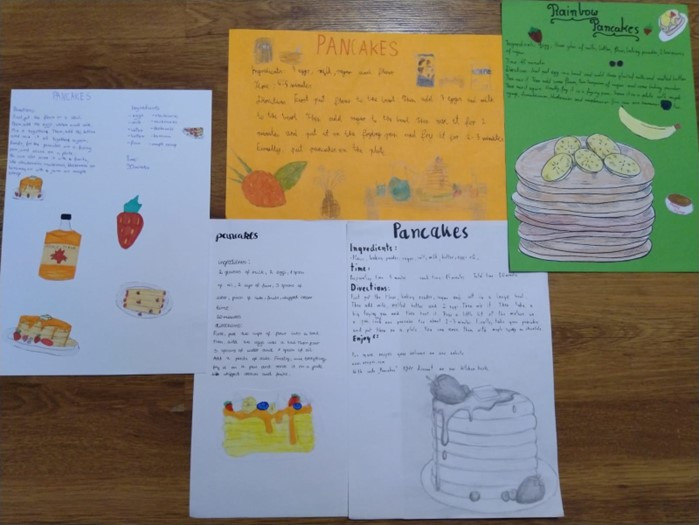 Prace uczniów przedstawiające strony książki kucharskiej z przepisem na naleśnika 