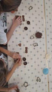 Uczniowie przygotowują czekoladki na warsztatach czekoladowych