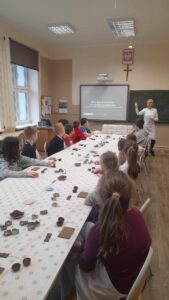 Uczniowie w trakcie warsztatów czekoladowych