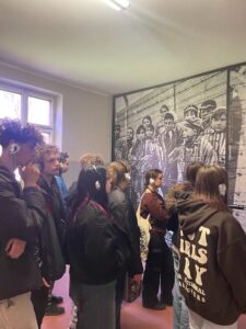 Klasa 8a w budynku Muzeum Auschwitz