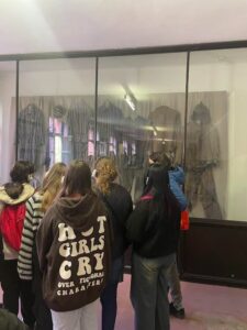 Klasa 8a w budynku Muzeum Auschwitz