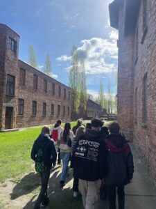 Uczniowie klasy 8a pomiędzy budynkami Muzeum Auschwitz
