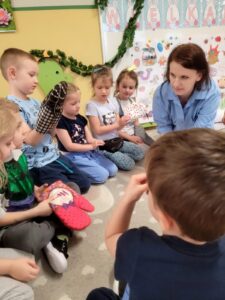 Grupa przedszkolaków obchodzi "Światowy dzień Świadomości Autyzmu"