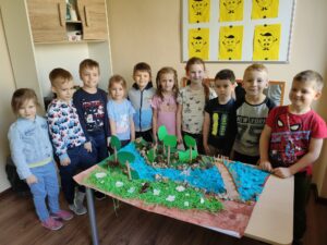 Przedszkolaki prezentują pracę plastyczna na konkurs "Barwy rzeki Soły"