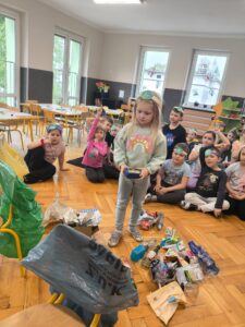Grupa dzieci uczy się segregować śmieci przy okazji Światowego Dnia Ziemi