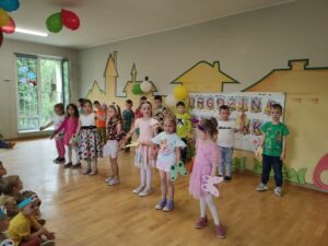Grupa przedszkolaków obchodzi w przedszkolu "Urodziny Kasztanka"