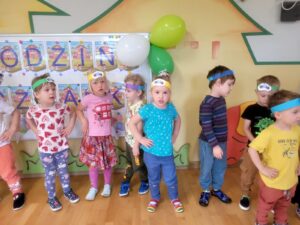 Grupa przedszkolaków obchodzi w przedszkolu "Urodziny Kasztanka"