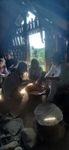 Uczniowie na warsztatach w góralskiej chatce