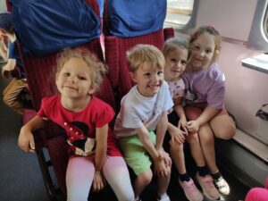 Dzieci pozują do zdjęcia w pociągu