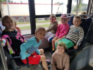 Grupa przedszkolaków w autobusie